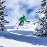Skiurlaub in Österreich wird in der kommenden Wintersaison erneut spürbar teurer. Die Preise für Liftkarten steigen kräftig - durchschnittlich zwischen sieben und zehn Prozent, wie die Nachrichtenagentur APA am Sonntag berichtete. Am heftigsten fällt der Preisanstieg demnach am Arlberg in Tirol aus. Dort kostet die Tageskarte 75 Euro, das sind 12 Prozent mehr als in der vergangenen Saison. Bereits im Vorjahr waren die Seilbahnpreise durchschnittlich um acht Prozent gestiegen. Vertreter der Seilbahnbranche nannten die allgemeine Inflation sowie die gestiegenen Energiepreise und Zinsen als wichtige Gründe für die höheren Ticketpreise. Salzburgs Branchenvertreter Erich Egger wies außerdem darauf hin, dass die Tariflöhne für Seilbahnbeschäftigte um gut 10 Prozent angehoben wurden. In mehreren großen Skigebieten in den Bundesländern Tirol und Salzburg werden die Sechstages-Karten für Erwachsene in der Hauptsaison um mehr als zehn Prozent teurer. In Ischgl sind dafür nun 323 Euro zu bezahlen, im Zillertal 349 Euro, in Saalbach-Hinterglemm 377 Euro und am Arlberg 401 Euro. Aber: Wer im Voraus online bucht, kann auch in der Alpenrepublik mancherorts deutliche Rabatte erzielen.