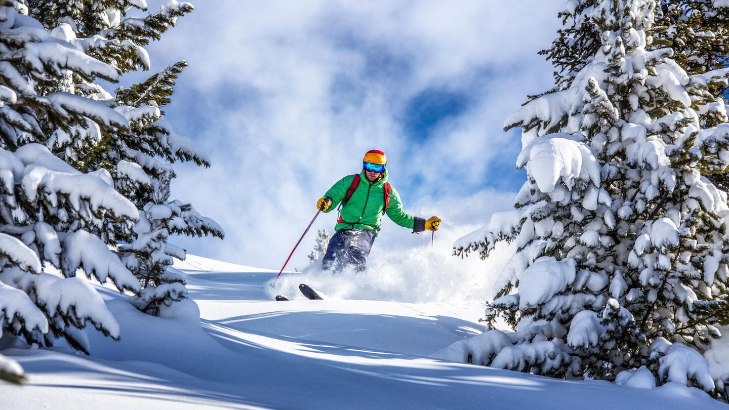 Skiurlaub in Österreich wird in der kommenden Wintersaison erneut spürbar teurer. Die Preise für Liftkarten steigen kräftig - durchschnittlich zwischen sieben und zehn Prozent, wie die Nachrichtenagentur APA am Sonntag berichtete. Am heftigsten fällt der Preisanstieg demnach am Arlberg in Tirol aus. Dort kostet die Tageskarte 75 Euro, das sind 12 Prozent mehr als in der vergangenen Saison. Bereits im Vorjahr waren die Seilbahnpreise durchschnittlich um acht Prozent gestiegen. Vertreter der Seilbahnbranche nannten die allgemeine Inflation sowie die gestiegenen Energiepreise und Zinsen als wichtige Gründe für die höheren Ticketpreise. Salzburgs Branchenvertreter Erich Egger wies außerdem darauf hin, dass die Tariflöhne für Seilbahnbeschäftigte um gut 10 Prozent angehoben wurden. In mehreren großen Skigebieten in den Bundesländern Tirol und Salzburg werden die Sechstages-Karten für Erwachsene in der Hauptsaison um mehr als zehn Prozent teurer. In Ischgl sind dafür nun 323 Euro zu bezahlen, im Zillertal 349 Euro, in Saalbach-Hinterglemm 377 Euro und am Arlberg 401 Euro. Aber: Wer im Voraus online bucht, kann auch in der Alpenrepublik mancherorts deutliche Rabatte erzielen.
