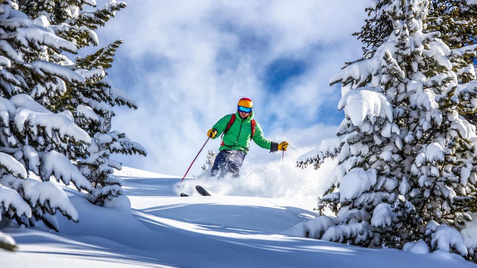 Skiurlaub in Österreich wird in der kommenden Wintersaison erneut spürbar teurer. Die Preise für Liftkarten steigen kräftig - durchschnittlich zwischen sieben und zehn Prozent, wie die Nachrichtenagentur APA am Sonntag berichtete. Am heftigsten fällt der Preisanstieg demnach am Arlberg in Tirol aus. Dort kostet die Tageskarte 75 Euro, das sind 12 Prozent mehr als in der vergangenen Saison. Bereits im Vorjahr waren die Seilbahnpreise durchschnittlich um acht Prozent gestiegen. Vertreter der Seilbahnbranche nannten die allgemeine Inflation sowie die gestiegenen Energiepreise und Zinsen als wichtige Gründe für die höheren Ticketpreise. Salzburgs Branchenvertreter Erich Egger wies außerdem darauf hin, dass die Tariflöhne für Seilbahnbeschäftigte um gut 10 Prozent angehoben wurden. In mehreren großen Skigebieten in den Bundesländern Tirol und Salzburg werden die Sechstages-Karten für Erwachsene in der Hauptsaison um mehr als zehn Prozent teurer. In Ischgl sind dafür nun 323 Euro zu bezahlen, im Zillertal 349 Euro, in Saalbach-Hinterglemm 377 Euro und am Arlberg 401 Euro. Aber: Wer im Voraus online bucht, kann auch in der Alpenrepublik mancherorts deutliche Rabatte erzielen.