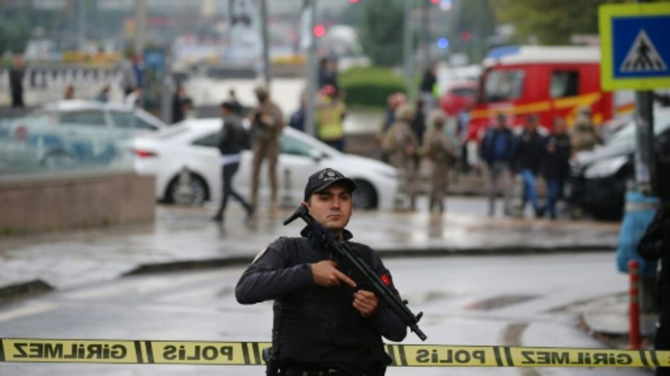Polizei im vom Anschlag betroffenen Viertel in Ankara