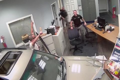 New Jersey: Mann rast mit SUV in Polizeistation