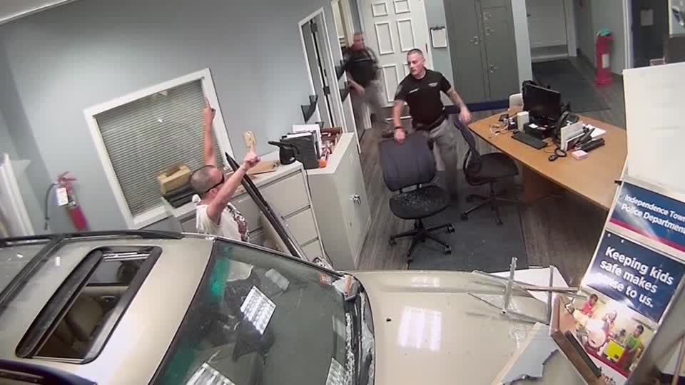 New Jersey: Mann rast mit SUV in Polizeistation