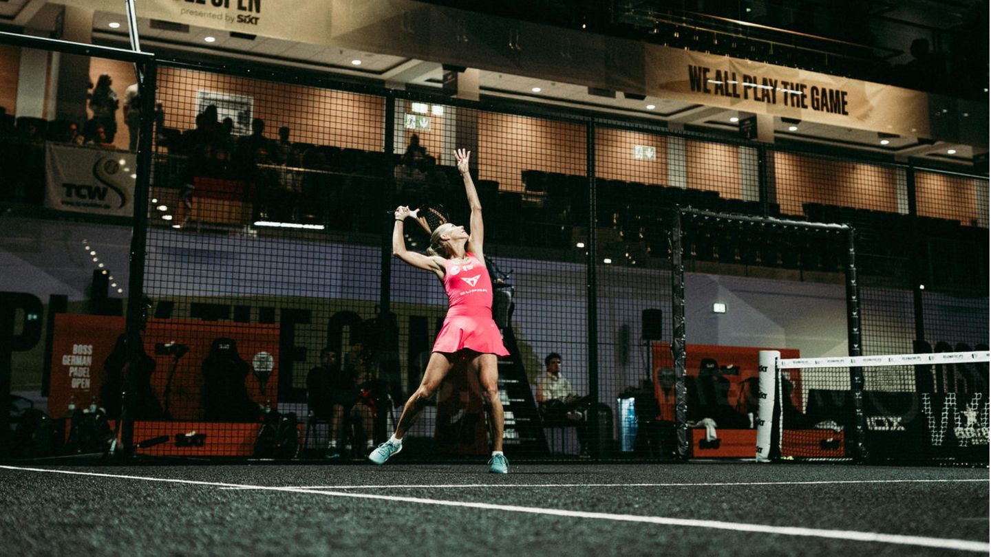Denise Höfer schlägt auf der World Padel Tour in Düsseldorf auf. Sie und ihre Mitstreitenden hoffen, dass die Tour mehr Aufmerksamkeit auf den Sport in Deutschland lenkt
