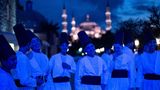 Istanbul, Türkei. Vor der Blauen Moschee haben sich Derwische aus vielen Ländern versammelt, um an der Zeremonie anlässlich des 750. Todestages des Gelehrten Mevlana Jalaluddin al-Rumi teilzunehmen.