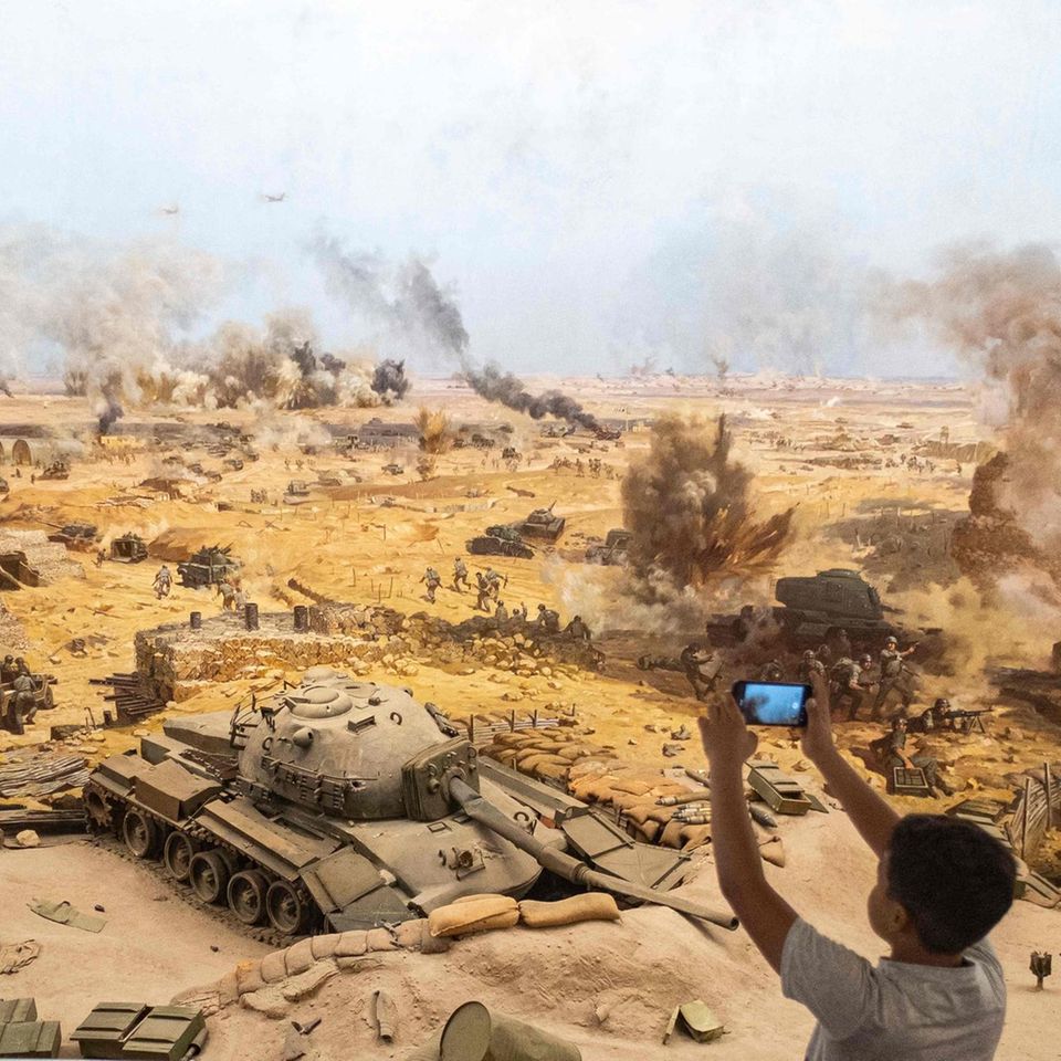 Kairo, Ägypten. Im Museum "6. Oktober Kriegspanorama" werden Szenen aus dem arabisch-israelischen Krieg ("Jom-Kippur-Krieg") vor 50 Jahren nachgebildet – und von einem jungen Ägypter fotografisch festgehalten.