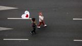 Warschau, Polen. Noch gehen sie nur zu zweit eine Straße in der polnischen Hauptstadt entlang, doch das sollte sich ändern. Mehr als eine Million Menschen erwarten die Organisatoren zum "Million Hearts March", auf dem zwei Wochen vor den Parlamentswahlen gegen die Politik der konservativen Regierung zu demonstriert werden soll.