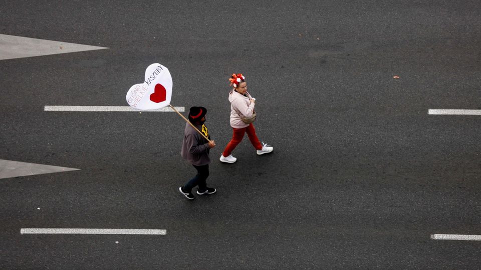 Warschau, Polen. Noch gehen sie nur zu zweit eine Straße in der polnischen Hauptstadt entlang, doch das sollte sich ändern. Mehr als eine Million Menschen erwarten die Organisatoren zum "Million Hearts March", auf dem zwei Wochen vor den Parlamentswahlen gegen die Politik der konservativen Regierung zu demonstriert werden soll.