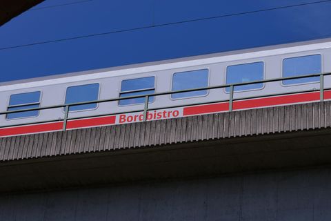 Bordbistro-Wagen in einem Intercity der Deutschen Bahn