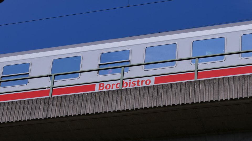 Bordbistro-Wagen in einem Intercity der Deutschen Bahn