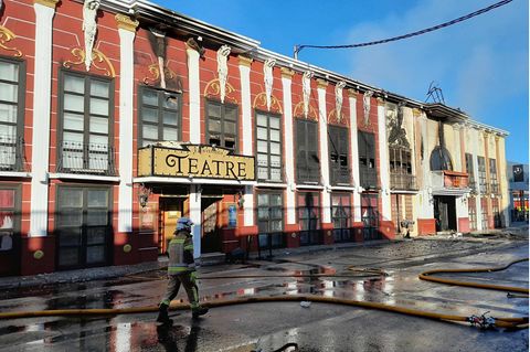 Ein Feuerwehrmann läuft vor der Disko Theatre im spanischen Murcia entlang. Beim Brand in der Diskothek sind mindestens 13 Menschen ums Leben gekommen.