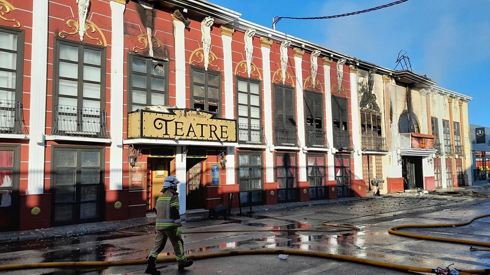 Ein Feuerwehrmann läuft vor der Disko Theatre im spanischen Murcia entlang. Beim Brand in der Diskothek sind mindestens 13 Menschen ums Leben gekommen.