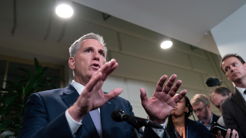 Ein radikaler Republikaner will seinen Parteikollegen Kevin McCarthy aus dem Amt jagen. 