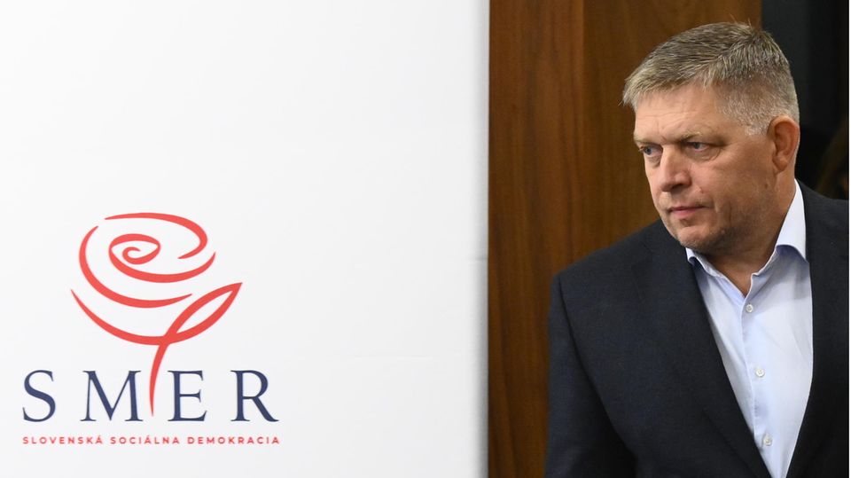 Robert Fico, Vorsitzender der Partei Smer-Sozialdemokratie, kommt zu einer Pressekonferenz