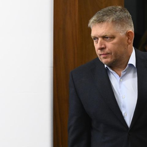 Robert Fico, Vorsitzender der Partei Smer-Sozialdemokratie, kommt zu einer Pressekonferenz