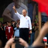 Donald Tusk spricht zu seinen Anhängern in Warschau