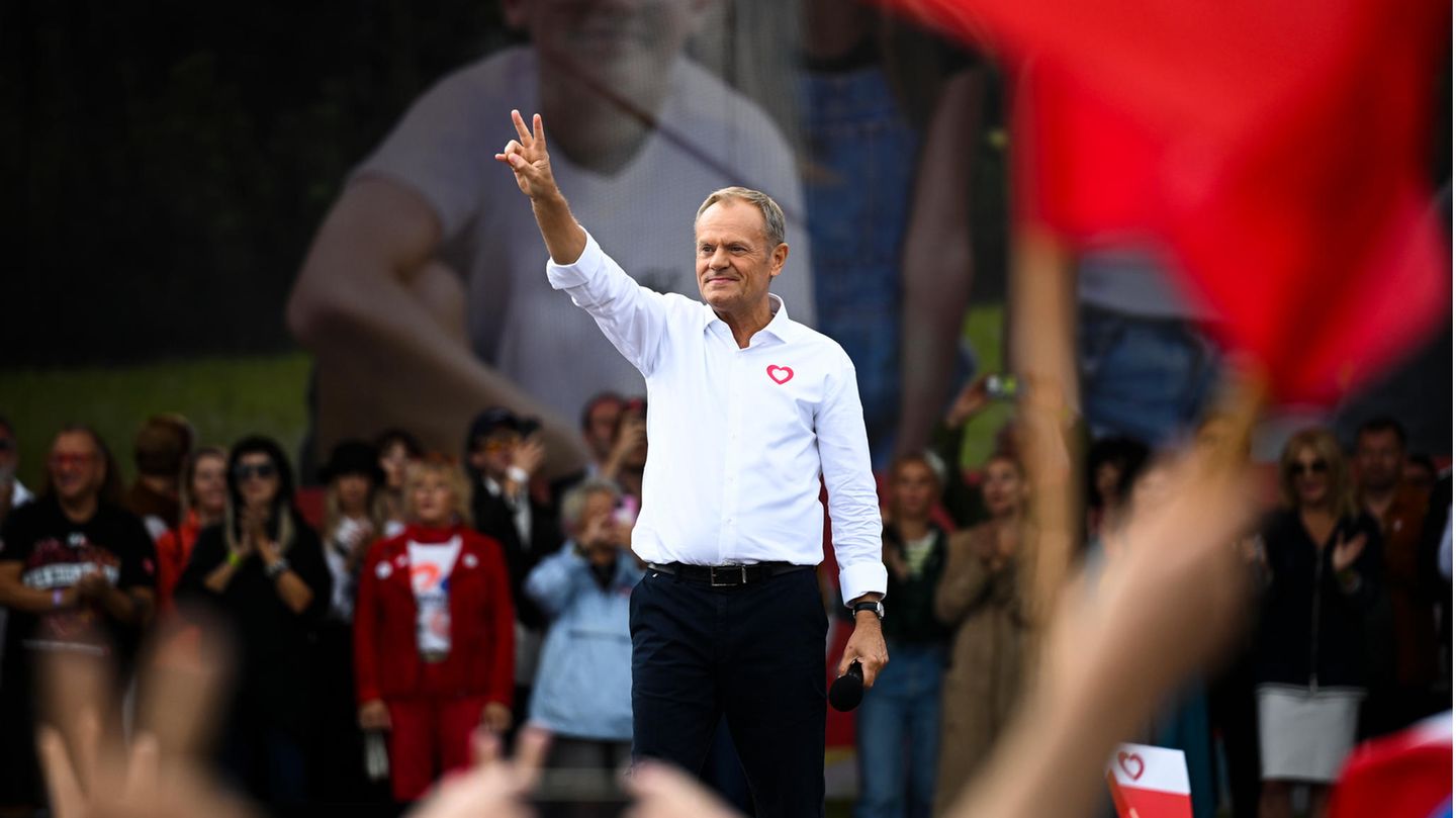 Donald Tusk spricht zu seinen Anhängern in Warschau