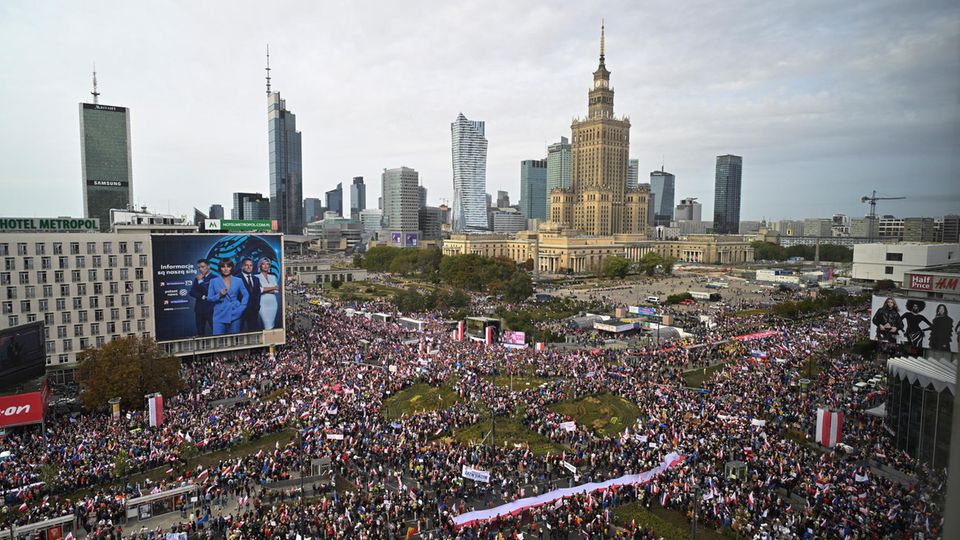 Tausende Menschen versammeln sich zu einem Marsch zur Unterstützung der Opposition gegen die Regierung in Warschau