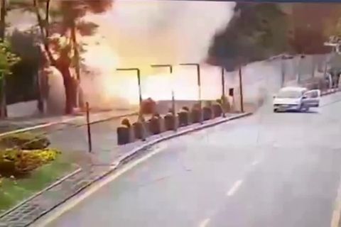 Video: Angreifer zünden Bombe an türkischem Regierungsgebäude, beide tot