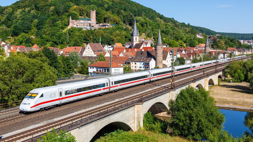 Die Deutsche Bahn ist nicht unbedingt für ihre Pünktlichkeit bekannt. Jetzt hat der Verkehrsbetrieb einen neuen Fahrplan veröffentlicht, der mehr Kapazitäten vorsieht. Ab dem 10. Dezember 2023 soll demnach die Frequenz zwischen den Metropolen Berlin und Nordrhein-Westfalen sowie zwischen Berlin und München deutlich erhöht werden. So wird etwa die Sprinter-Zahl von sieben auf 14 gleich verdoppelt und ein neuer ICE zwischen Berlin und München eingesetzt, der die Fahrzeit deutlich verkürzt. Zwischen Düsseldorf und Berlin fahren die Schnellzüge in Zukunft im Zwei-Stunden-Takt. Auch in Sachsen, Brandenburg und Mecklenburg-Vorpommern sind weitere IC-Verbindungen geplant. Durch die Änderungen sollen bis zu 25 Prozent mehr Sitzplätze zur Verfügung stehen, wie der Konzern mitteilt. Die gesamten Änderungen können Sie noch einmal hier nachlesen. 