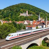 Die Deutsche Bahn ist nicht unbedingt für ihre Pünktlichkeit bekannt. Jetzt hat der Verkehrsbetrieb einen neuen Fahrplan veröffentlicht, der mehr Kapazitäten vorsieht. Ab dem 10. Dezember 2023 soll demnach die Frequenz zwischen den Metropolen Berlin und Nordrhein-Westfalen sowie zwischen Berlin und München deutlich erhöht werden. So wird etwa die Sprinter-Zahl von sieben auf 14 gleich verdoppelt und ein neuer ICE zwischen Berlin und München eingesetzt, der die Fahrzeit deutlich verkürzt. Zwischen Düsseldorf und Berlin fahren die Schnellzüge in Zukunft im Zwei-Stunden-Takt. Auch in Sachsen, Brandenburg und Mecklenburg-Vorpommern sind weitere IC-Verbindungen geplant. Durch die Änderungen sollen bis zu 25 Prozent mehr Sitzplätze zur Verfügung stehen, wie der Konzern mitteilt. Die gesamten Änderungen können Sie noch einmal hier nachlesen. 