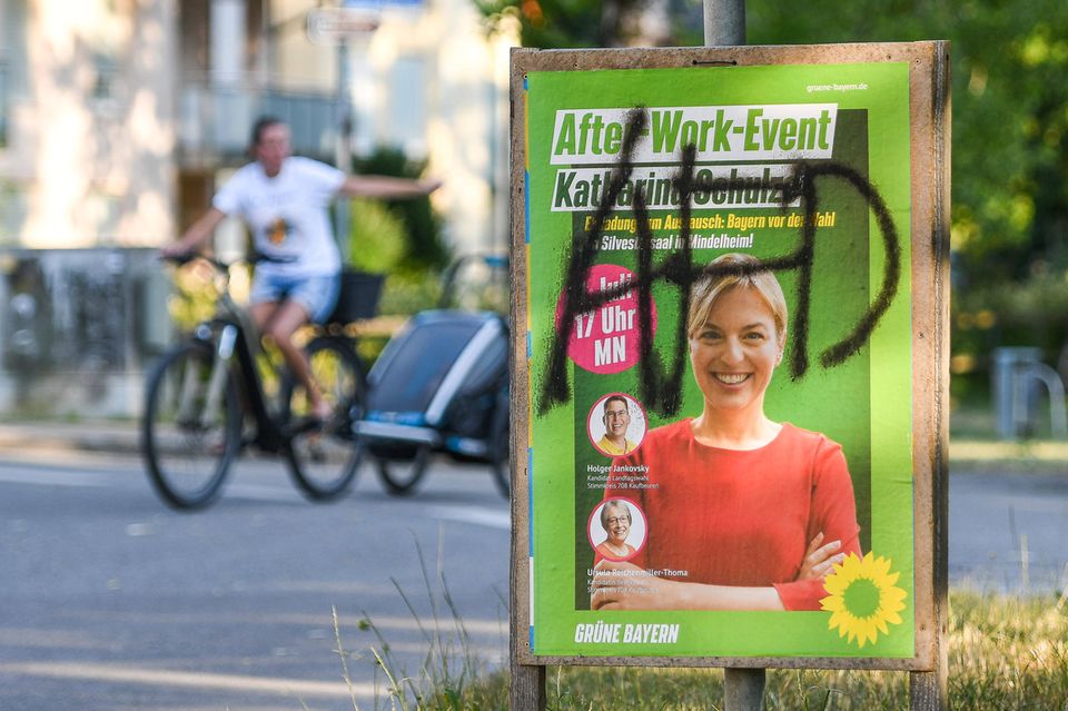 Grüne Bayern Wahlplakat Im Zentrum des Geschehens: Grüne wie die bayerische Spitzenkandidatin Katharina Schulze werden öffentlich angegriffen