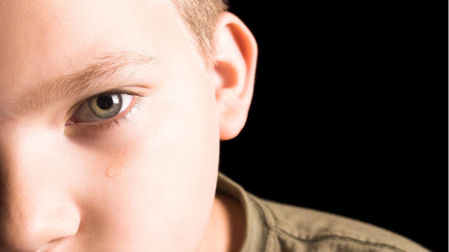 Ein kleiner Junge weint