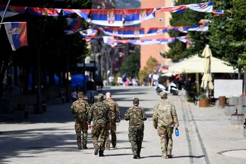 Soldaten der Nato-geführten KFOR-Friedenstruppe laufen durch Mitrovica im Norden des Kosovo