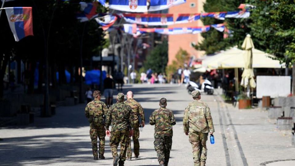 Soldaten der Nato-geführten KFOR-Friedenstruppe laufen durch Mitrovica im Norden des Kosovo