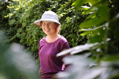Sabine Hossenfelder im Garten