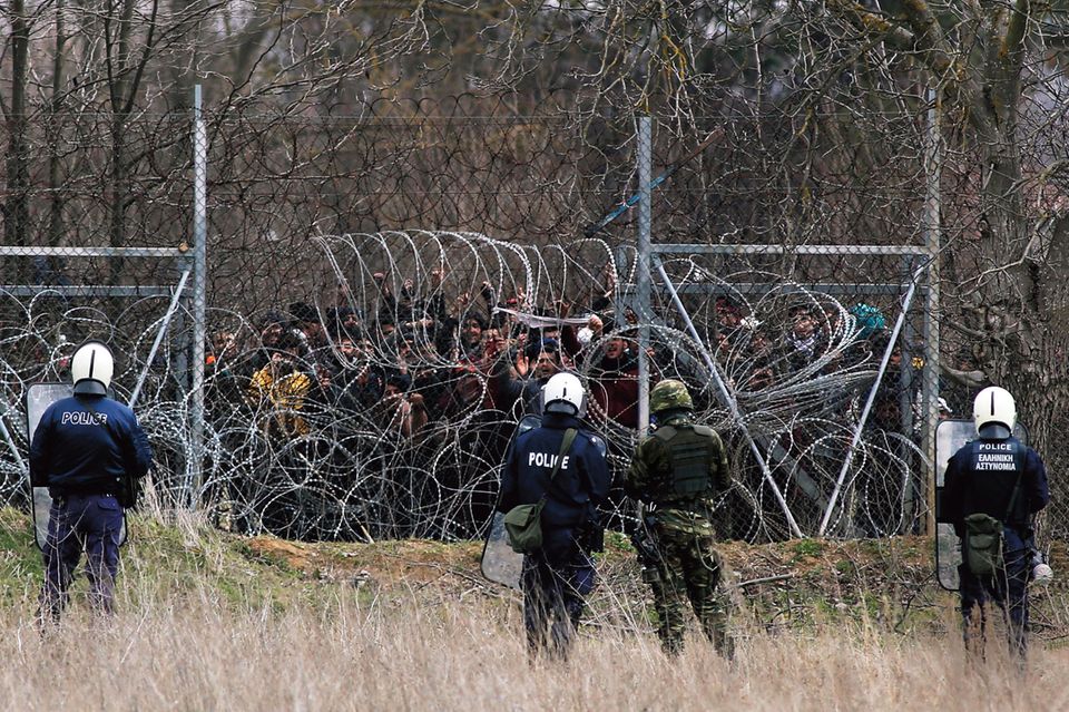Flüchtlinge an der türkisch-griechischen Grenze hinter Stacheldraht Flüchtlinge an der türkisch-griechischen Grenze hinter Stacheldraht