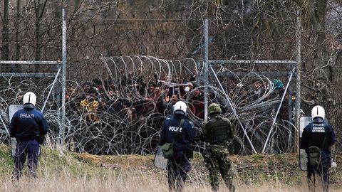 Flüchtlinge an der türkisch-griechischen Grenze hinter Stacheldraht