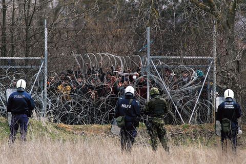 Flüchtlinge an der türkisch-griechischen Grenze hinter Stacheldraht