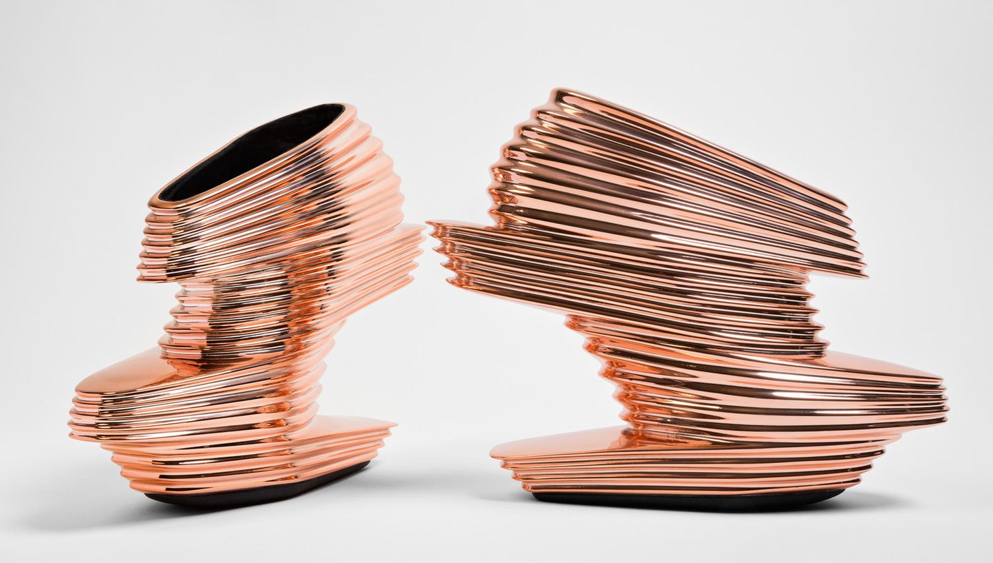 Bildband "Shoes A-Z" : Zaha Hadid hat sich vor allem als Architektin einen Namen gemacht. Als erste Frau erhielt sie den Pritzker-Preis, die wichtigste Architektur-Auszeichnung. Die Bauten der irakisch-britischen Architektin zeichnen sich durch einzigartige Linienführung aus, aber auch ausdrucksstarke, sanfte Kurven. Dieselben Charakteristika weisen auch ihre Schuh-Designs aus, wie dieses Exemplar aus roségoldem, verchromten Vinyl aus dem Jahr 2013. De Preis für ein Paar liegt aktuell bei 5000 Dollar. Zaha Hadid hat sich vor allem als Architektin einen Namen gemacht. Als erste Frau erhielt sie den Pritzker-Preis, die wichtigste Architektur-Auszeichnung. Die Bauten der irakisch-britischen Architektin zeichnen sich durch einzigartige Linienführung aus, aber auch ausdrucksstarke, sanfte Kurven. Dieselben Charakteristika weisen auch ihre Schuh-Designs aus, wie dieses Exemplar aus roségoldem, verchromten Vinyl aus dem Jahr 2013. De Preis für ein Paar liegt aktuell bei 5000 Dollar.