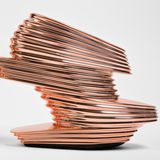 Zaha Hadid hat sich vor allem als Architektin einen Namen gemacht. Als erste Frau erhielt sie den Pritzker-Preis, die wichtigste Architektur-Auszeichnung. Die Bauten der irakisch-britischen Architektin zeichnen sich durch einzigartige Linienführung aus, aber auch ausdrucksstarke, sanfte Kurven. Dieselben Charakteristika weisen auch ihre Schuh-Designs aus, wie dieses Exemplar aus roségoldem, verchromten Vinyl aus dem Jahr 2013. De Preis für ein Paar liegt aktuell bei 5000 Dollar. 