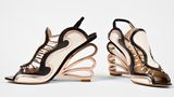 Die verwegenen Kreationen von Nicholas Kirkwood sind ungenierte Statements. Ihre skulpturale Ästhetik vereint unerwartete Materialien mit Silhouetten, die theatralisch und zugleich sexy sind. Beim Design gilt sein besonderes Augenmerk vor allem dem Absatz, sei er gekerbt, speziell geformt oder aus ungewöhnlichen Materialien gefertigt. Das Modell auf dem Bild stammt aus der Frühjahrskollektion 2011 und zeigt einen dieser kreativen Absatz-Schöpfungen Kirkwoods.  Neben den ausgefallenen Designs trugen auch viel beachtete Laufstegkooperationen mit Labels wie Rodarte, Fendi und Erdem dazu bei, Kirkwoods internationale Bekanntheit zu steigern.