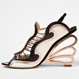 Die verwegenen Kreationen von Nicholas Kirkwood sind ungenierte Statements. Ihre skulpturale Ästhetik vereint unerwartete Materialien mit Silhouetten, die theatralisch und zugleich sexy sind. Beim Design gilt sein besonderes Augenmerk vor allem dem Absatz, sei er gekerbt, speziell geformt oder aus ungewöhnlichen Materialien gefertigt. Das Modell auf dem Bild stammt aus der Frühjahrskollektion 2011 und zeigt einen dieser kreativen Absatz-Schöpfungen Kirkwoods.  Neben den ausgefallenen Designs trugen auch viel beachtete Laufstegkooperationen mit Labels wie Rodarte, Fendi und Erdem dazu bei, Kirkwoods internationale Bekanntheit zu steigern.