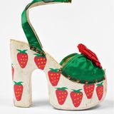 Die Marke Pelican Footwear stieg in den 70er Jahren zu einem besonderen Liebling der Glamrockszene auf, in der man die himmelhohen Plateaus mit Hingucker-Effekt sehr zu schätzen wusste, sowohl für Damen als auch für Herren. Als Atelier, Werkstatt und Verkaufsraum für ihre Modelle diente den beiden Designern Joe Bascetta und Carole Reidford ein Loft in der New Yorker Bowery, das zugleich ihre Wohnung war. Obwohl Pelican Footwear ein kleines Label mit nur wenigen Mitarbeitern war, konnte es sich eines beeindruckenden Kundenstamms rühmen. David Bowie etwa besaß mehrere Modelle der farbenfrohen Marke. Das Bild zeigt ein Modell, das für den Stil der Marke kennzeichnend ist. 