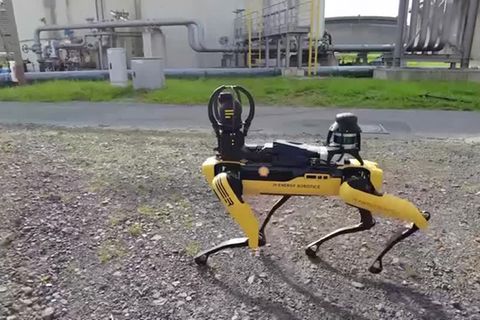 Video: Roboterhund "Spot" läuft Wachrunden im Öltanklager