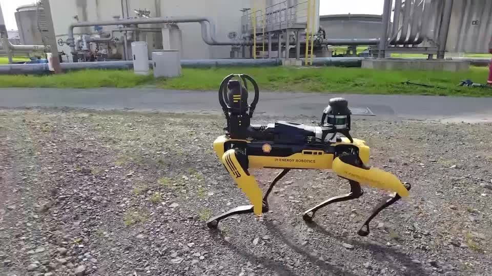 Video: Roboterhund "Spot" läuft Wachrunden im Öltanklager Video: Roboterhund "Spot" läuft Wachrunden im Öltanklager