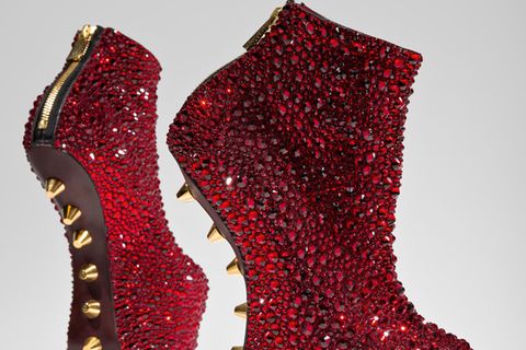 Während Manolo Blahnik für seine Absätze berühmt ist, kommt Noritaka Tatehana komplett ohne sie aus. Schuhe ohne einen Absatz sind das unverkennbare Markenzeichen des japanischen Designers. Obwohl Tatehanas Schuhe den Gesetzen der Physik zu trotzen scheinen, kann man darin gehen, allerdings mit Vorsicht. Den heiklen Balanceakt, den die Fortbewegung in diesen Kreationen erfordert, hat unter anderem Lady Gaga gemeistert. Die Sängerin ist eine passionierte Sammlerinnen seiner Designs. Das Modell auf dem Bild hat Tatehana 2014 kreiert. 