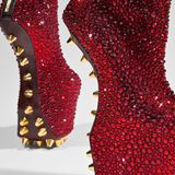 Während Manolo Blahnik für seine Absätze berühmt ist, kommt Noritaka Tatehana komplett ohne sie aus. Schuhe ohne einen Absatz sind das unverkennbare Markenzeichen des japanischen Designers. Obwohl Tatehanas Schuhe den Gesetzen der Physik zu trotzen scheinen, kann man darin gehen, allerdings mit Vorsicht. Den heiklen Balanceakt, den die Fortbewegung in diesen Kreationen erfordert, hat unter anderem Lady Gaga gemeistert. Die Sängerin ist eine passionierte Sammlerinnen seiner Designs. Das Modell auf dem Bild hat Tatehana 2014 kreiert. 