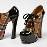 "Wir suchten einfach nach rebellischen Motiven, um das Establishment zu schocken. Das Ergebnis war Punk." So erklärte Vivienne Westwood selbst die Geburt einer gänzlich neuen Mode-Richtung. Schuhe spielen in Westwoods Designästhetik von jeher eine elementare Rolle. Für Schlagzeilen sorgten etwa ihre "Super Elevated“-Plateauschuhe, als sie bei der Präsentation der Herbstkollektion 1993 das Supermodel Naomi Campbell zu Fall brachten. Die Kreation aus blauem Krokodillederimitat war gut 30 Zentimeter hoch. "Elevated", ein weiteres Modell und hier im Bild, war mit gut 15 Zentimern vergleichsweise tragbar.  Mehr modische Kreationen von Vivienne Westwood sehen Sie hier: Rebellin bis zum Schluss – die letzte Kollektion von Vivienne Westwood. 