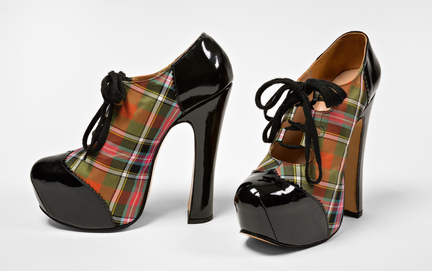 "Wir suchten einfach nach rebellischen Motiven, um das Establishment zu schocken. Das Ergebnis war Punk." So erklärte Vivienne Westwood selbst die Geburt einer gänzlich neuen Mode-Richtung. Schuhe spielen in Westwoods Designästhetik von jeher eine elementare Rolle. Für Schlagzeilen sorgten etwa ihre "Super Elevated“-Plateauschuhe, als sie bei der Präsentation der Herbstkollektion 1993 das Supermodel Naomi Campbell zu Fall brachten. Die Kreation aus blauem Krokodillederimitat war gut 30 Zentimeter hoch. "Elevated", ein weiteres Modell und hier im Bild, war mit gut 15 Zentimern vergleichsweise tragbar.  Mehr modische Kreationen von Vivienne Westwood sehen Sie hier: Rebellin bis zum Schluss – die letzte Kollektion von Vivienne Westwood. 