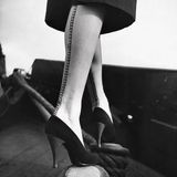 Eine neue Epoche bringt auch neue Mode mit sich – und neue Schuhe. "Die langen Jahre der Entbehrung während des Zweiten Weltkriegs ließen eine Sehnsucht nach Luxus und modischen Dingen entstehen", schrieb die Modehistorikerin Gerda Buxbaum über den Stil der 50er Jahre. "Frauen legten besonderen Wert darauf, sich für jeden Anlass angemessen zu kleiden."  Der Stiletto war geboren. Den Namen verdankt der Schuh seiner Ähnlichkeit mit einem spitzen Dolch. Dazu wurde ein Metallstift in die Mitte des Absatzes eingebaut, sodass dieser trotz seiner schmalen Silhouette stabil war. Die Trendwende wurde 1947 von Christian Diors höchst einflussreicher New-Look-Kollektion ausgelöst. Die Mode aus Kleidung mit schmaler Taille, runder Schulterpartie und langen, weiten Röcken machte hohe, schmale Absätze notwendig, um elegant zu wirken.