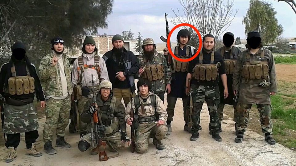 Russischer Geheimdienst: 2014 posiert Kultanow mit anderen Kämpfern des Islamischen Staates auf einem in Syrien aufgenommenen Foto 2014 posiert Kultanow mit anderen Kämpfern des Islamischen Staates auf einem in Syrien aufgenommenen Foto