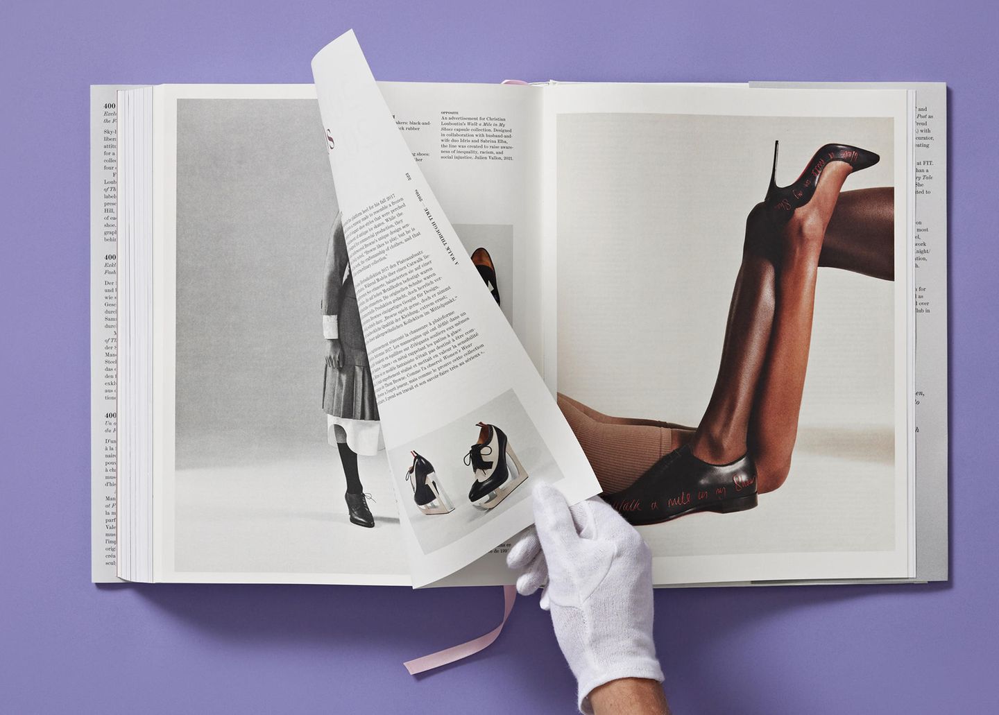 Das neue Bildband "Shoes A-Z" zeigt nicht nur 400 Exemplare der Sammlung des Fashion Institute of Technology, sondern erzählt auch die Entwicklung der Schuhmode in den vergangenen 400 Jahren. Präzise, prägnant und pointiert – der historische modische Rückblick spiegelt die politischen und kulturellen Entwicklungen. In Reaktion auf veränderte Verhaltensweisen waren beispielsweise Höhe und Form der Absätze über die Jahrhunderte hinweg immer wieder modischen Schwankungen unterworfen. In den unterschiedlichen Absatzarten spiegelte sich etwa der veränderte Lebensstil von Frauen wider.  Ein Beispiel ist diese Werbung für die Kollektion "Walk a Mile in My Shoes" von Christian Louboutin aus dem Jahr 2021. Die Linie wurde in Zusammenarbeit mit dem Ehepaar Idris und Sabrina Elba entworfen und sollte das Bewusstsein für Ungleichheit, Rassismus und soziale Ungerechtigkeit schärfen. Herrenschuhe, die als Statement dienen, sind ein wichtiger Teil der aktuellen Mode geworden.