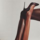 Das neue Bildband "Shoes A-Z" zeigt nicht nur 400 Exemplare der Sammlung des Fashion Institute of Technology, sondern erzählt auch die Entwicklung der Schuhmode in den vergangenen 400 Jahren. Präzise, prägnant und pointiert – der historische modische Rückblick spiegelt die politischen und kulturellen Entwicklungen. In Reaktion auf veränderte Verhaltensweisen waren beispielsweise Höhe und Form der Absätze über die Jahrhunderte hinweg immer wieder modischen Schwankungen unterworfen. In den unterschiedlichen Absatzarten spiegelte sich etwa der veränderte Lebensstil von Frauen wider.  Ein Beispiel ist diese Werbung für die Kollektion "Walk a Mile in My Shoes" von Christian Louboutin aus dem Jahr 2021. Die Linie wurde in Zusammenarbeit mit dem Ehepaar Idris und Sabrina Elba entworfen und sollte das Bewusstsein für Ungleichheit, Rassismus und soziale Ungerechtigkeit schärfen. Herrenschuhe, die als Statement dienen, sind ein wichtiger Teil der aktuellen Mode geworden.