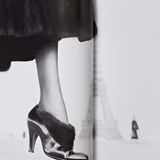 Ein mit Pelz gefütterter Perugia-Pump des Luxushauses Christian Dior. Foto von Richard Avedon, Place du Trocadero, Paris, August 1948.