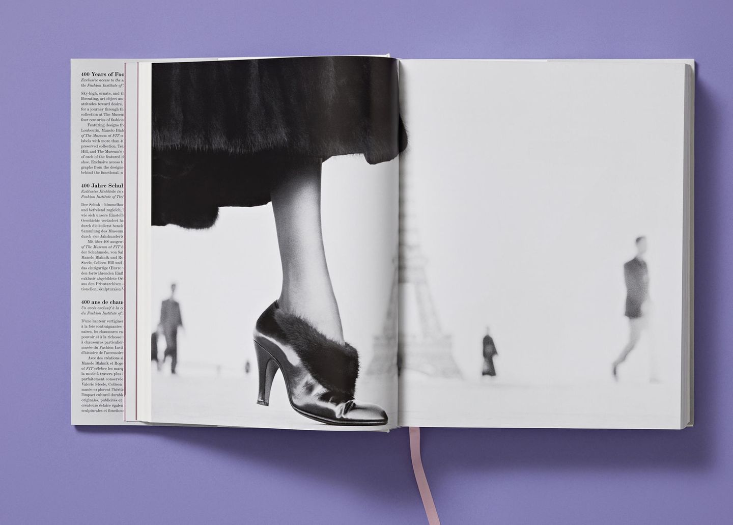 Ein mit Pelz gefütterter Perugia-Pump des Luxushauses Christian Dior. Foto von Richard Avedon, Place du Trocadero, Paris, August 1948.