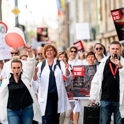 Ärzte gehen bei dem Protestmarsch "Ärzte in Not" durch Berlin-Mitte